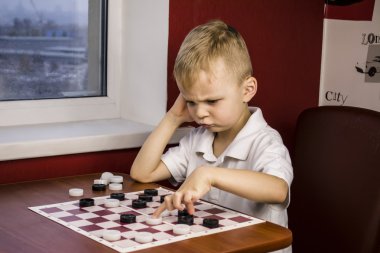 Dama oynayan çocuklar