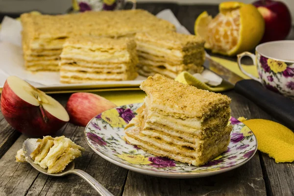 Gâteau au miel sur une soucoupe — Photo