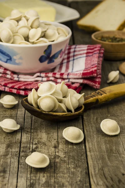 Bir tahta kaşık mantı — Stok fotoğraf