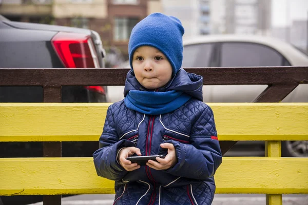 Chłopiec grający w telefonie komórkowym — Zdjęcie stockowe