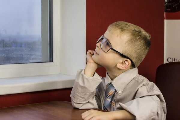 Junge mit Brille denkt nach — Stockfoto