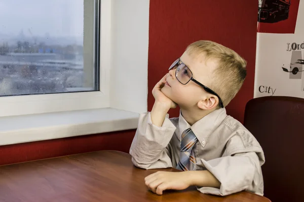 Junge mit Brille denkt nach — Stockfoto