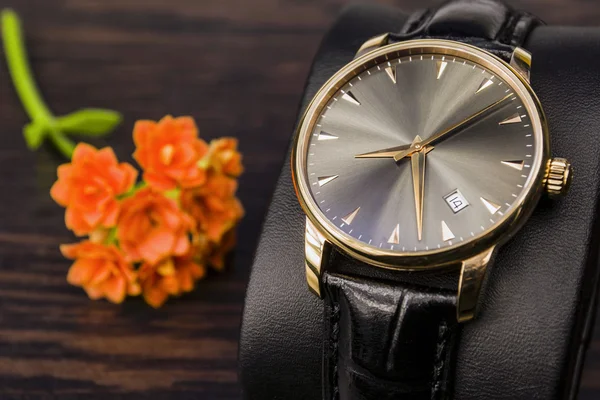 Clock and flowers — Stock Photo, Image