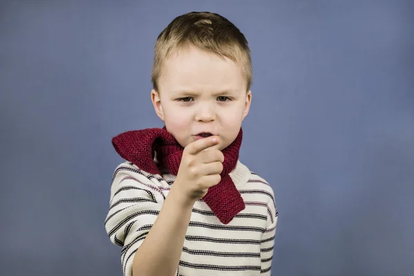 Lustiges Kind zeigt den Finger — Stockfoto