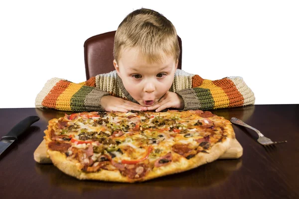 Kind isst Pizza — Stockfoto