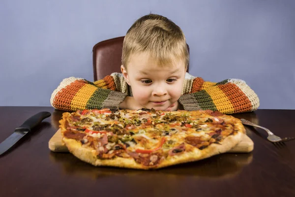 Bambino mangiare pizza — Foto Stock