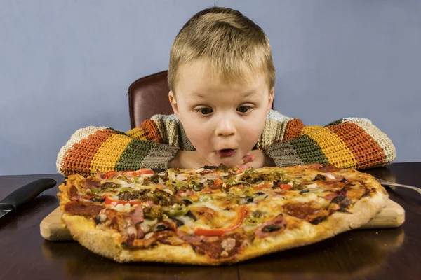 Kind isst Pizza — Stockfoto