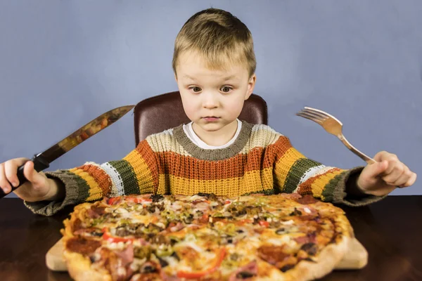 Kind isst Pizza — Stockfoto