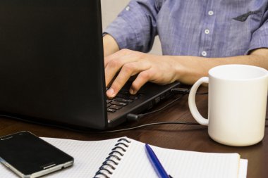 bilgisayarda çalışan genç