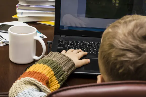 Мальчик играет на компьютере — стоковое фото