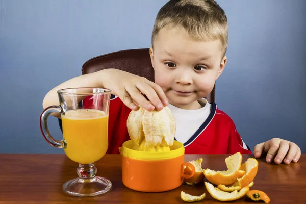 Jus d'orange en handmatige juicer — Stockfoto