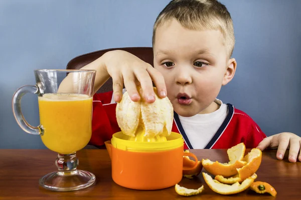 Suco de laranja e espremedor manual — Fotografia de Stock