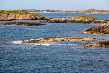 Norveç ve Atlantik sahillerinde dağları ve mavi bulutları olan güzel bir manzara.