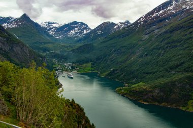 Fiyort Geirangerfjord 'un büyük yolcu gemisi, Ornesvingen bakış açısından, Norveç. 