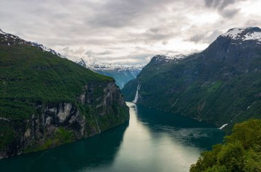 Güzel fiyort Geirangerfjord mavi su, gri bulutlar ve beyaz kar ile Norveç 'in yaz mevsiminde Ornesvingen bakış açısını seçer.
