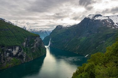 Güzel fiyort Geirangerfjord mavi su, gri bulutlar ve beyaz kar ile Norveç 'in yaz mevsiminde Ornesvingen bakış açısını seçer.