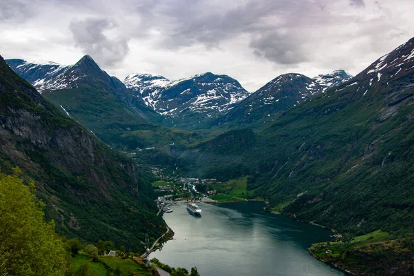 Fiyort Geirangerfjord 'un büyük yolcu gemisi, Ornesvingen bakış açısından, Norveç. 