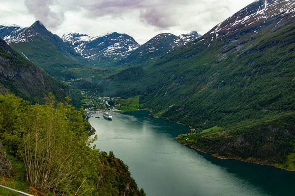 Fjord Geirangerfjord Dużym Statkiem Wycieczkowym Widok Punktu Widokowego Ornesvingen Norwegia — Zdjęcie stockowe