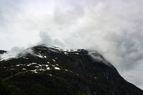 Hermoso Paisaje Con Montañas Nubes Grises Noruega Geirangerfjord —  Fotos de Stock