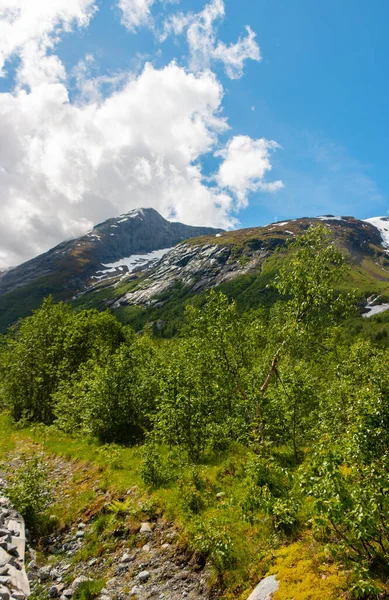 美丽的博伊森冰川是挪威 欧洲夏季的大乔斯特达尔斯布伦冰川的一部分 — 图库照片