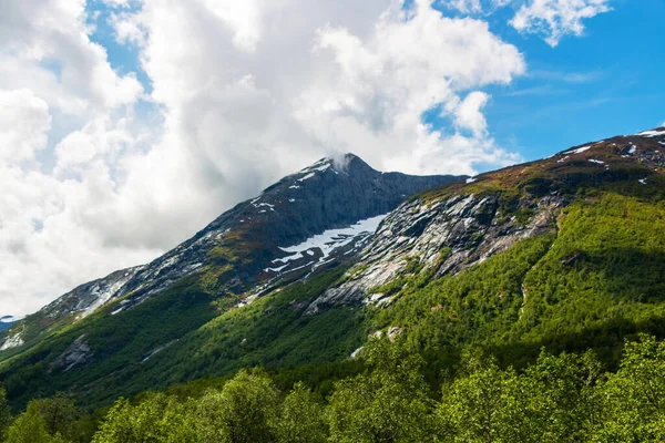 Yazın büyük Jostedalsbreen buzulunun bir parçası olan güzel Boyabreen buzulu, Norveç, Avrupa