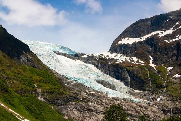 Yazın büyük Jostedalsbreen buzulunun bir parçası olan güzel Boyabreen buzulu, Norveç, Avrupa