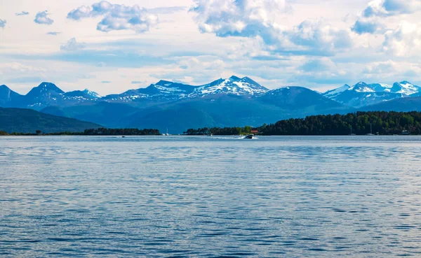 Norveç Skandinav Kenti Molde Arka Planında Görkemli Dağlarla Muhteşem Manzarası — Stok fotoğraf