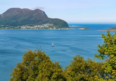 Alesund yazın Axla Dağı 'ndaki gözlem güvertesinden şehre bakıyor.