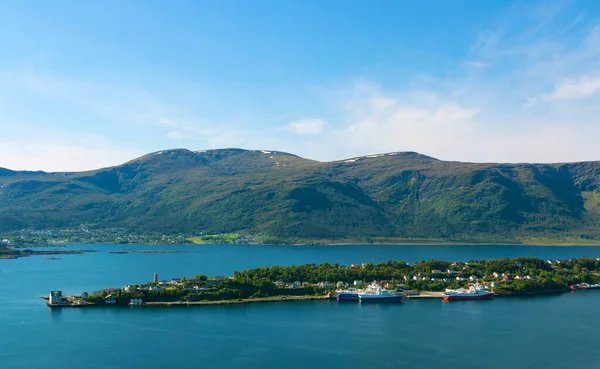Alesund yazın Axla Dağı 'ndaki gözlem güvertesinden şehre bakıyor.