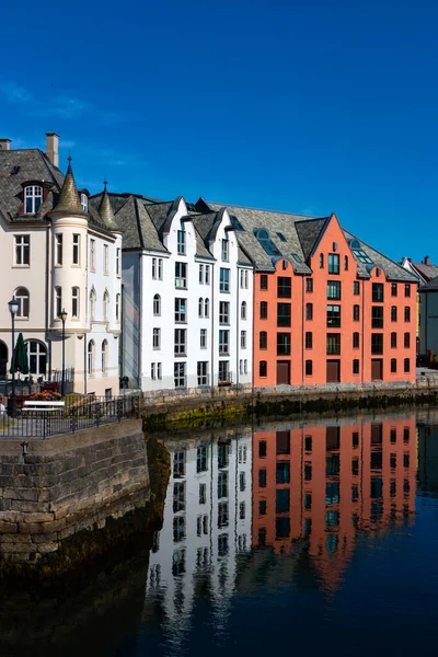 Yaz mevsiminde Norveç 'in lesund şehrinde Art Nouveau mimarisi 