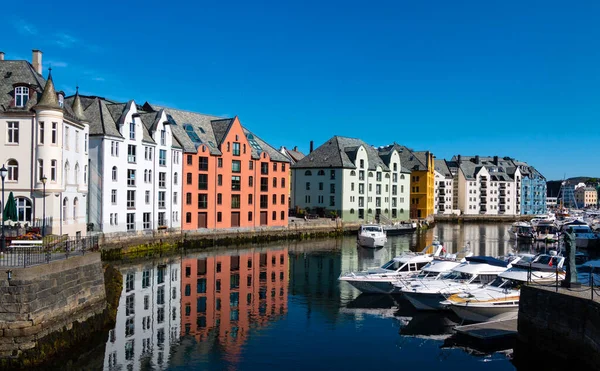 Yaz mevsiminde Norveç 'in lesund şehrinde Art Nouveau mimarisi 