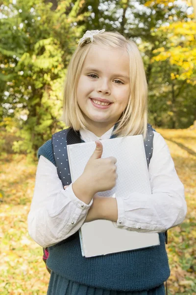 Schülerin geht im Park spazieren — Stockfoto