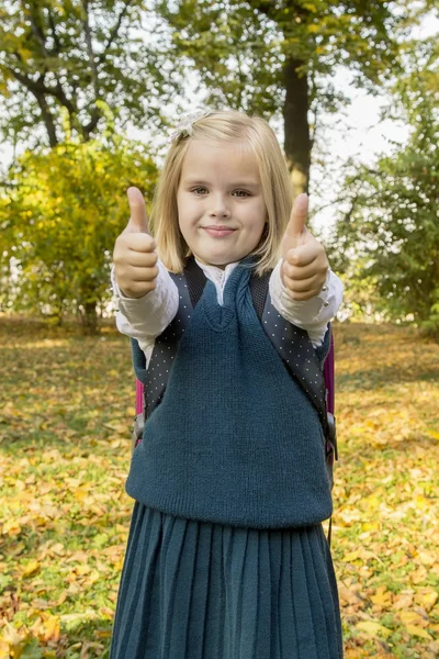 Schoolgirl walks in the park — Stock Photo, Image