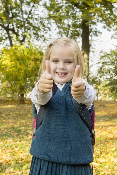 Schoolgirl walks in the park — Stock Photo, Image