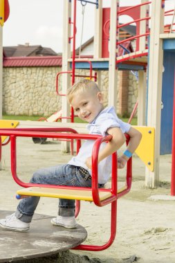 çocuk için bir sürücü salıncakta gider.