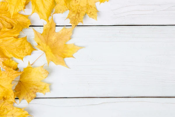 Yellow leaves of a wooden surface — Stock Photo, Image