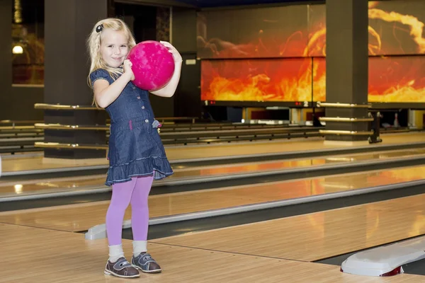 Joga uma menina em uma pista de bowling — Fotografia de Stock