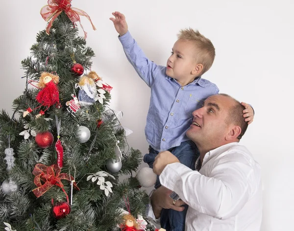 Baba oğlu ile Noel ağacı süslemeleri — Stok fotoğraf