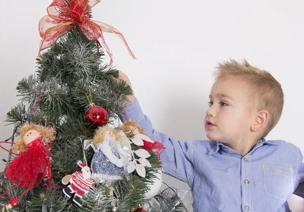 Kleine jongen versieren van een kerstboom — Stockfoto