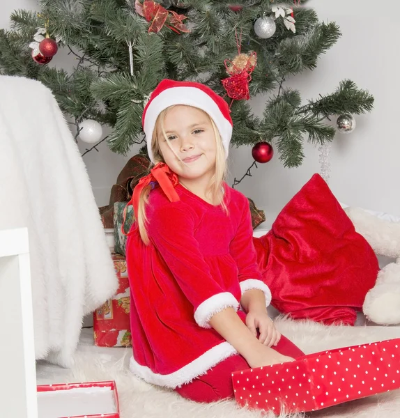 Klein meisje in Kerstman hoed — Stockfoto