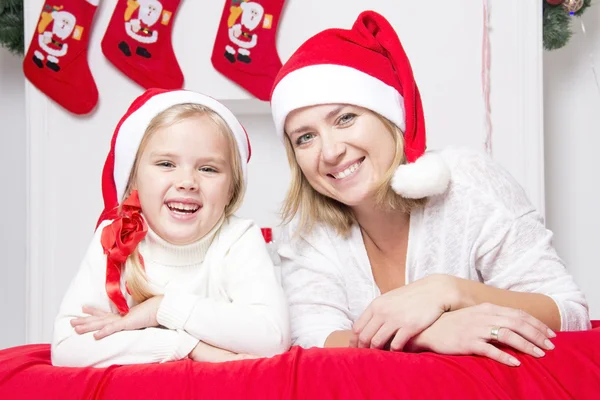 Mamá y su hija en Navidad — Foto de Stock