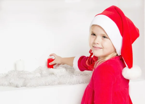 Niña en la sonrisa del sombrero de santa — Foto de Stock