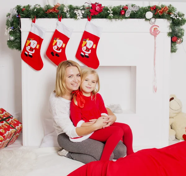 Maminka a dcera na Vánoce — Stock fotografie