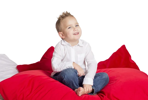 Niño sentado y sonriendo —  Fotos de Stock