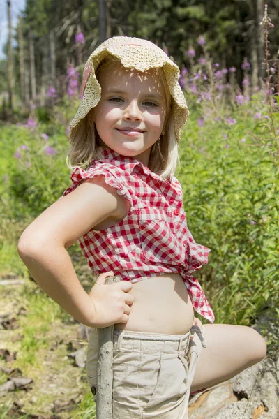 Meisje loopt in het bos — Stockfoto