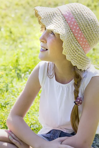 Hermosa chica en un sombrero sonriendo Imagen de archivo