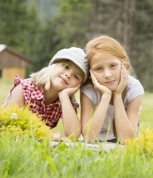 Due giovani belle ragazze sorridenti Foto Stock