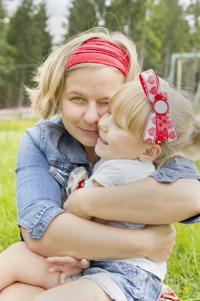 Mãe feliz abraçando sua filha — Fotografia de Stock