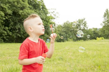 Çocuk parkta yürüyen bir balon açılırsa