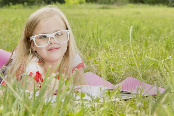 Petite fille lisant un livre Photo De Stock